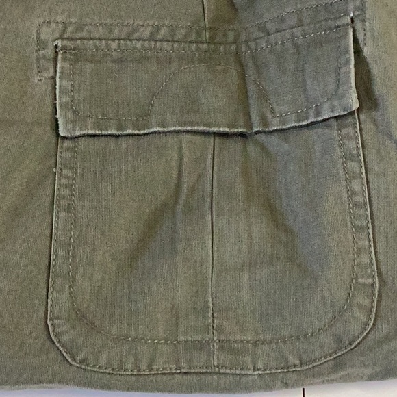 Transcript Grey/Green Shorts - Picture 2 of 11